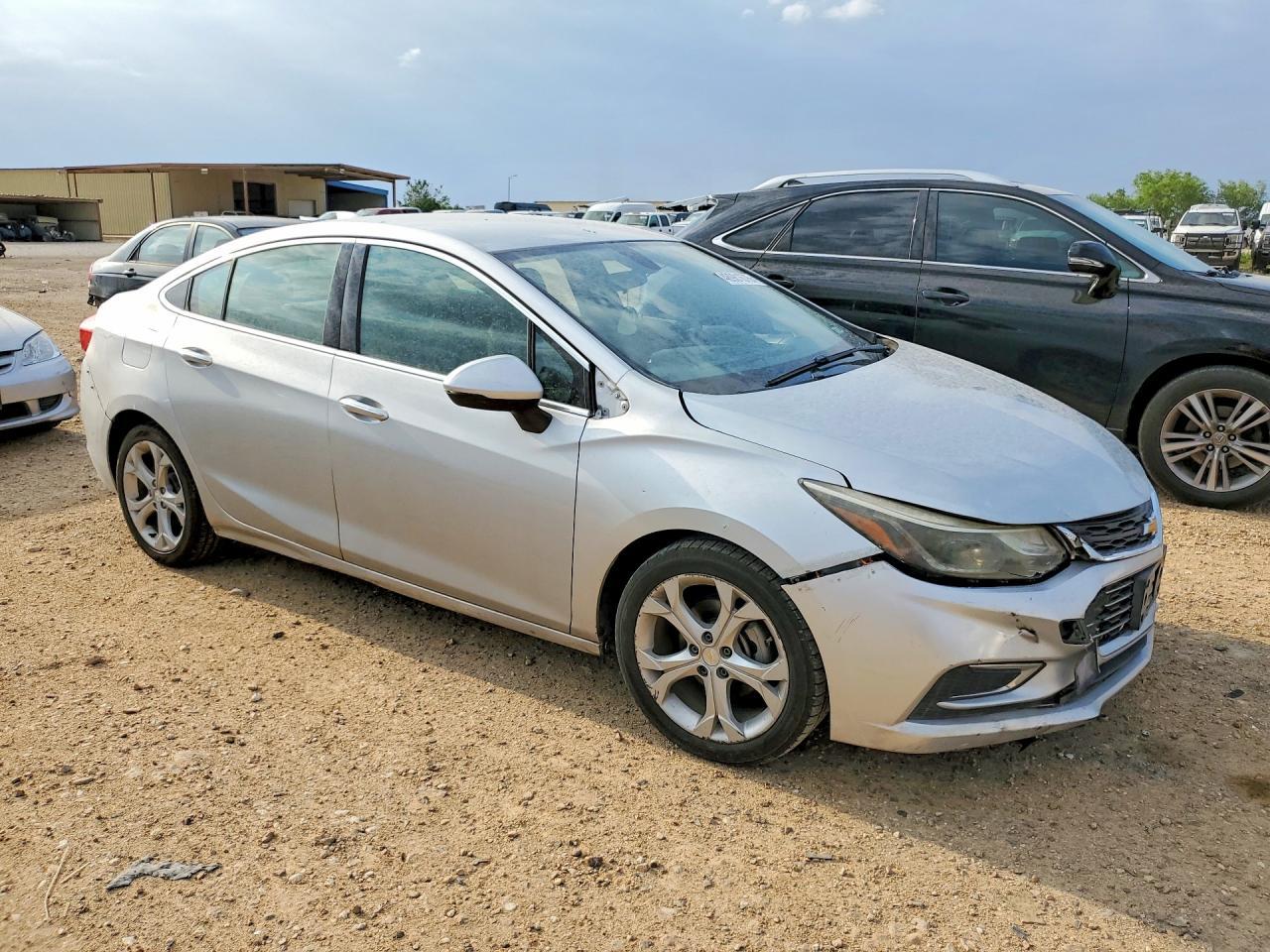 2017 Chev Cruze - Image 4