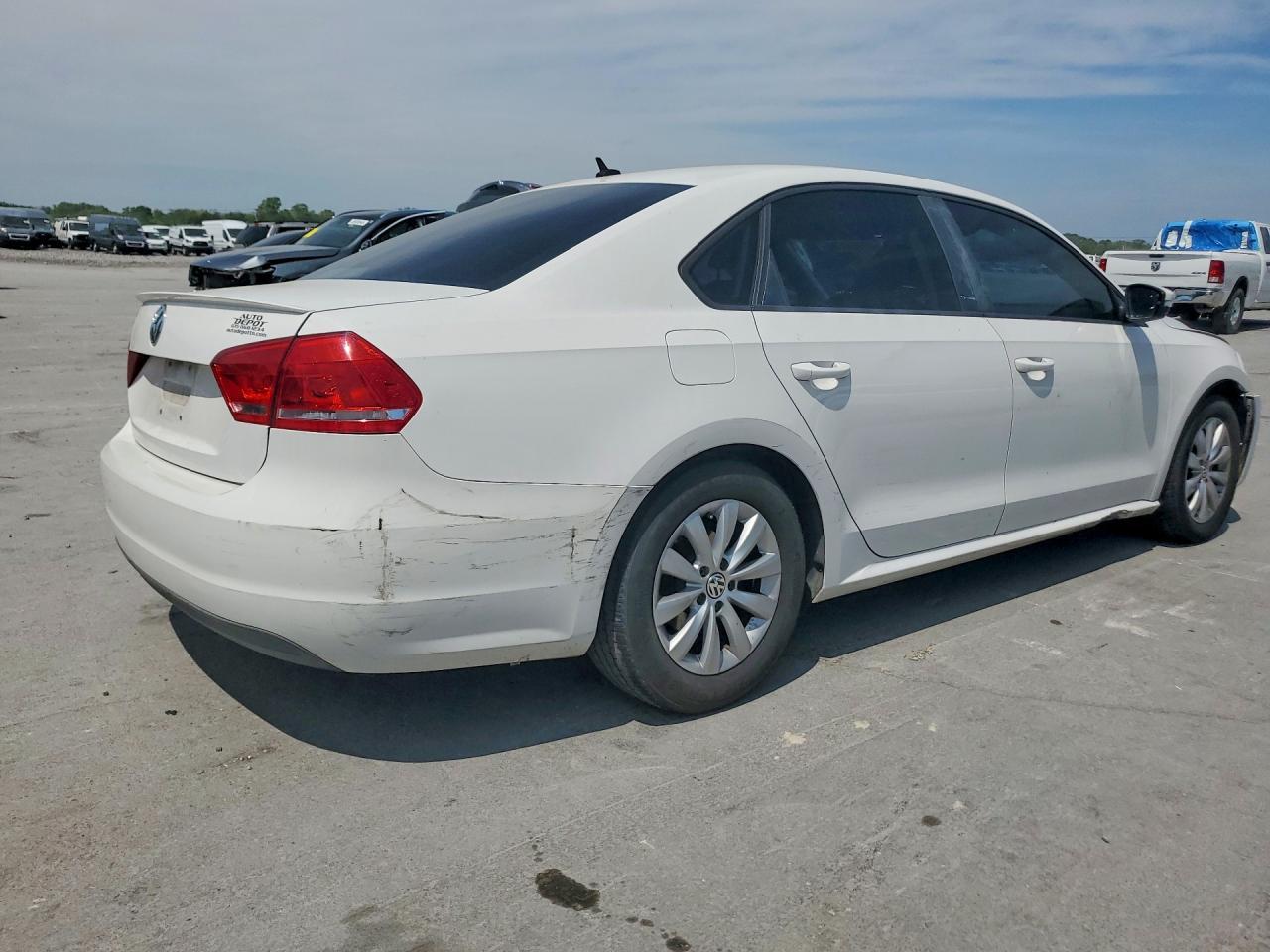 2013 Volkswagen Passat S - Фото 3