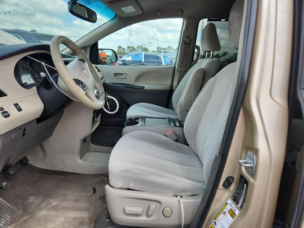 2012 Toyota Sienna Le - Image 7