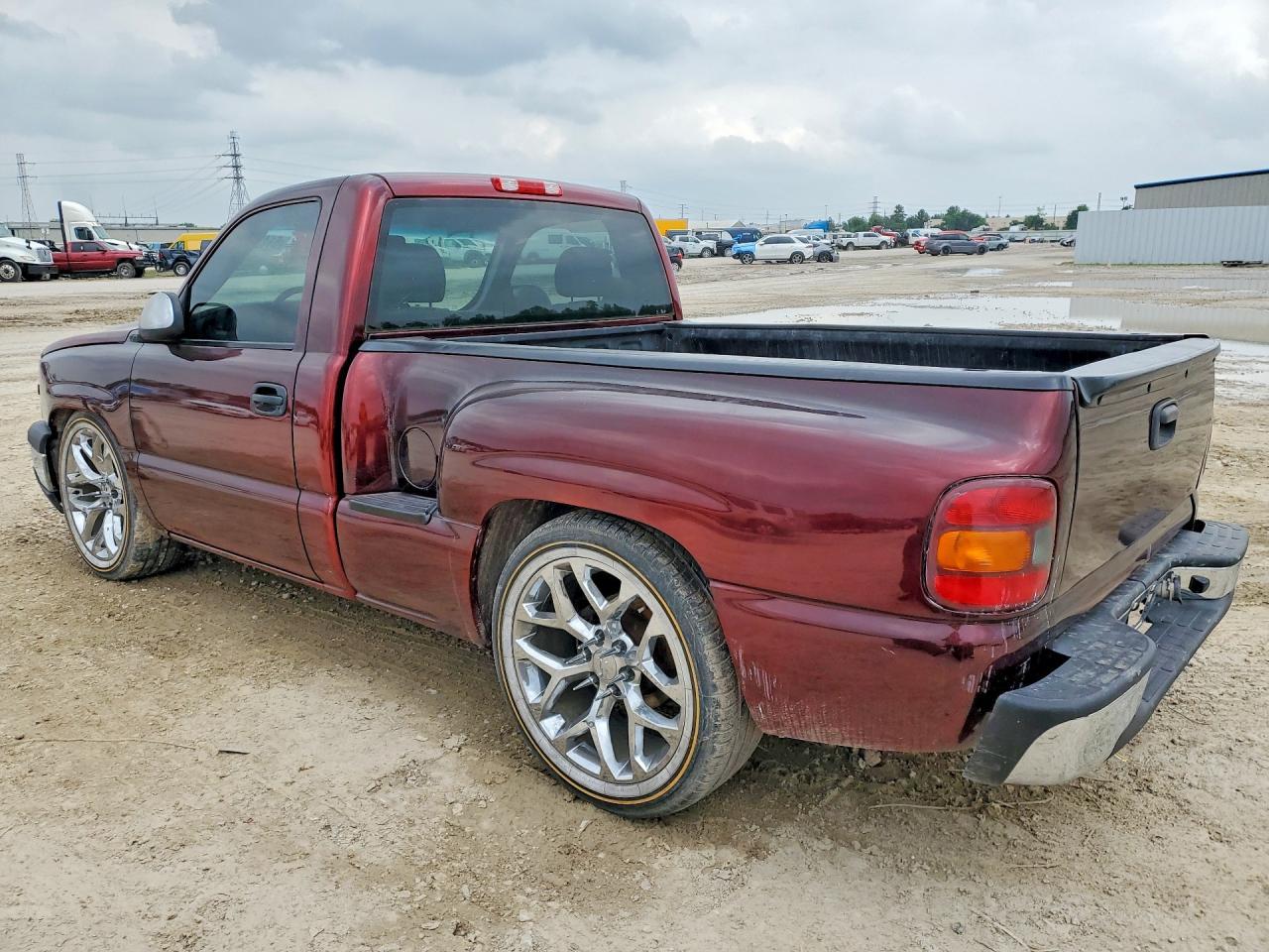 2003 GMC New Sierra C1500 - Image 2