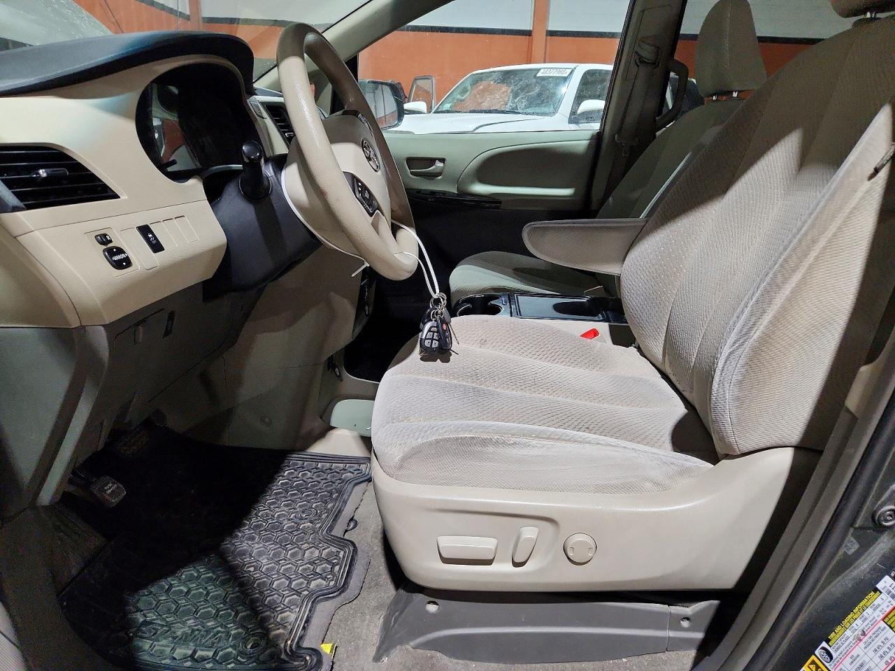2013 Toyota Sienna Le 8-Passenger - Image 7