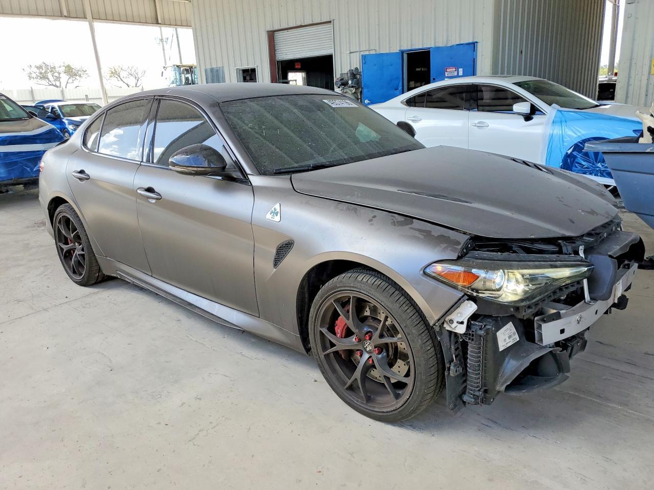 2019 Alfa Romeo Giulia Quadrifoglio - Фото 4