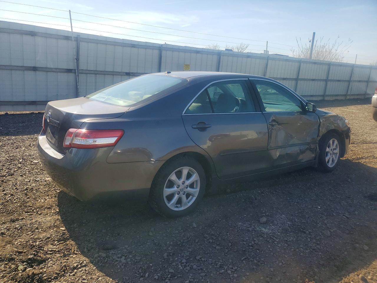 2011 Toyota Camry Le - Image 3