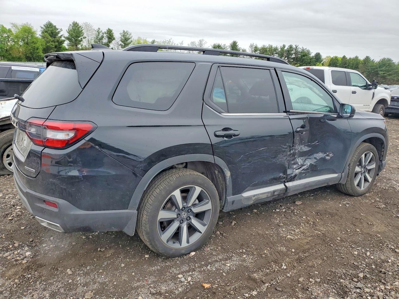 2025 Honda Pilot Touring - Image 3