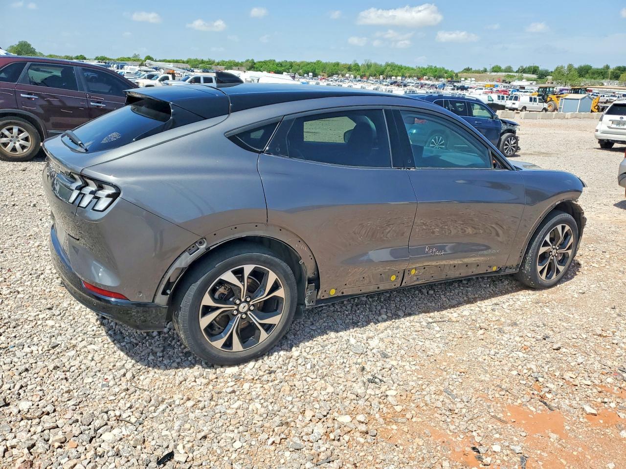 2021 Ford Mustang Mach-E Premium - Фото 3