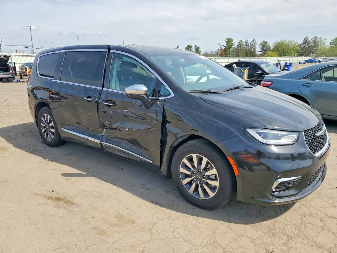 2023 Chrysler Pacifica Hybrid Limited - Image 4