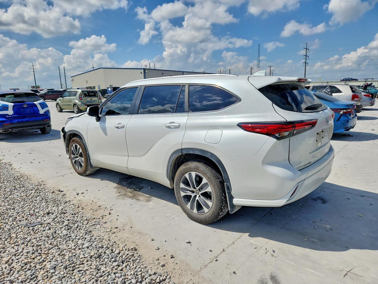 2023 Toyota Highlander Xle - Image 2