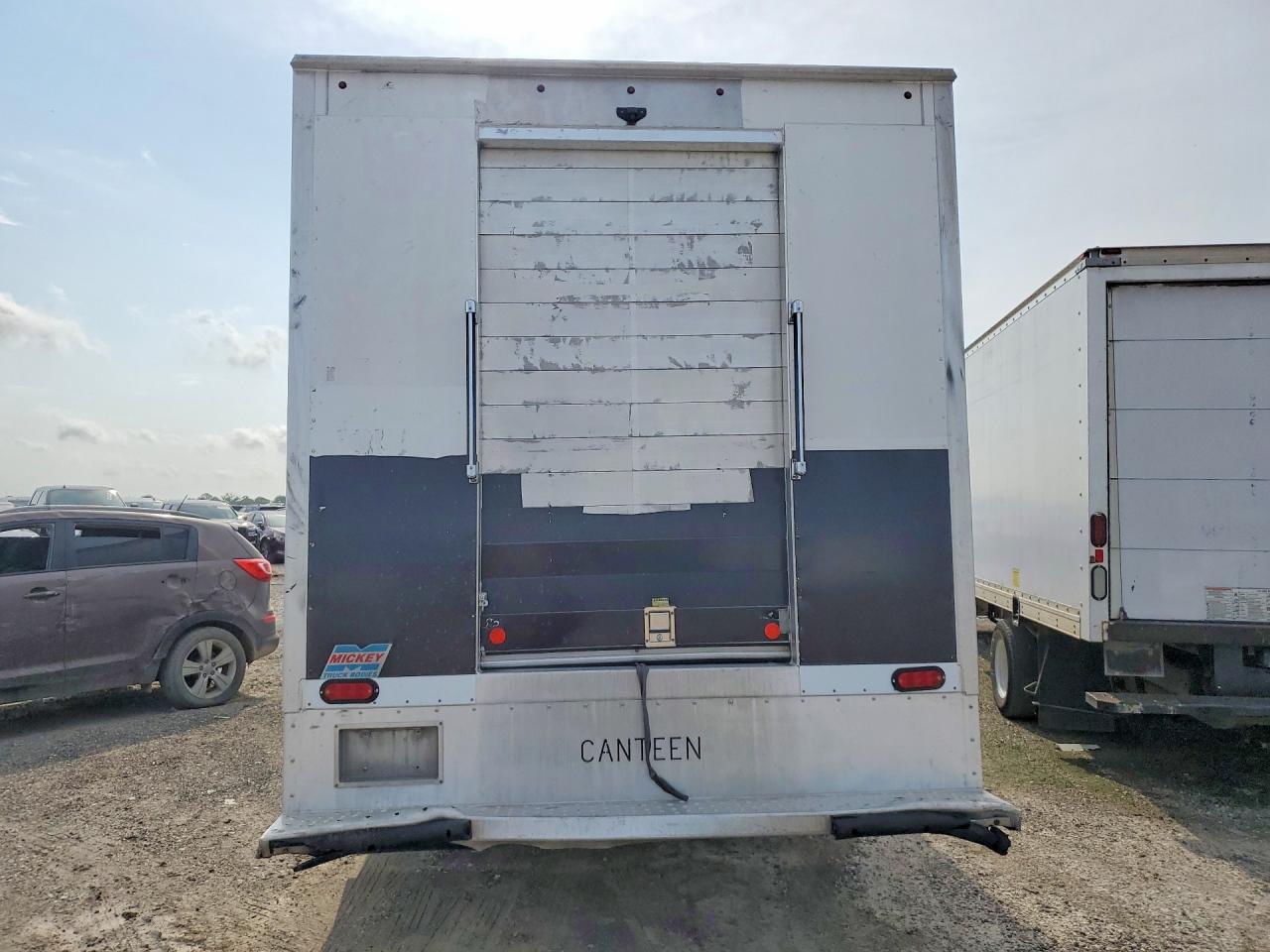 2018 Chevrolet Express Refrigerated Box Truck - Фото 6