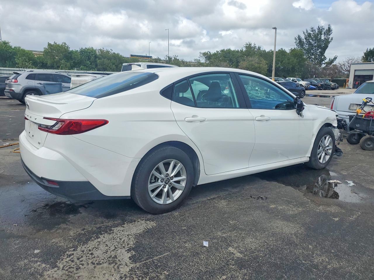 2025 Toyota Camry Le - Фото 3