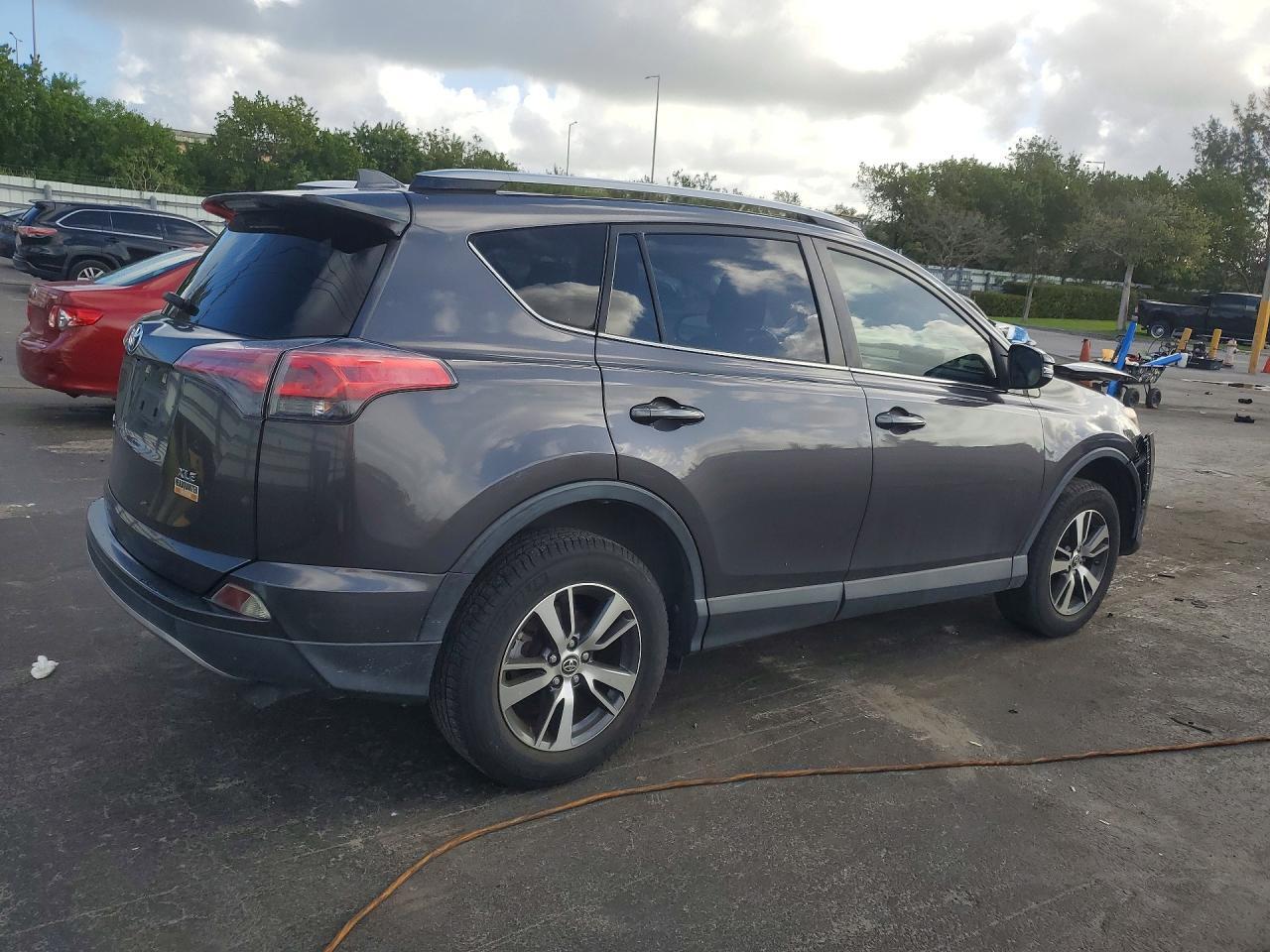 2018 Toyota Rav4 Xle - Image 3