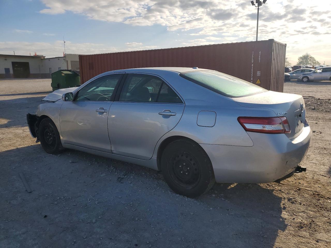 2011 Toyota Camry Le - Фото 2