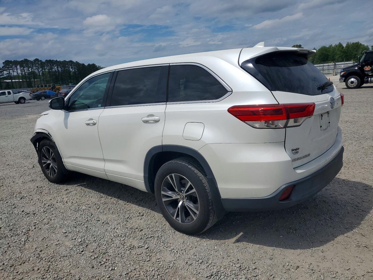 2018 Toyota Highlander Le Plus - Image 2