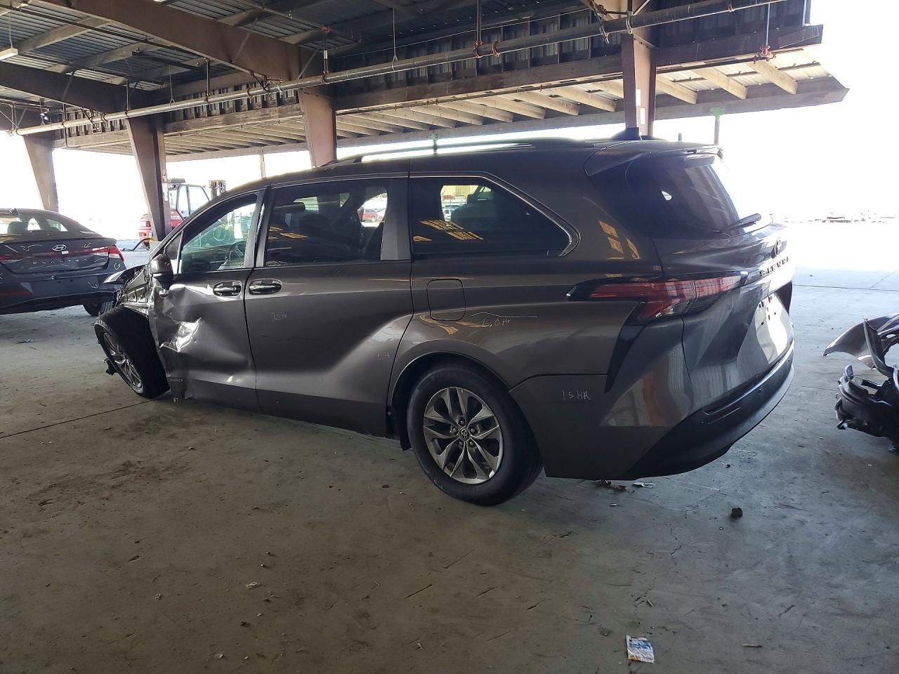 2021 Toyota Sienna Xle - Фото 2