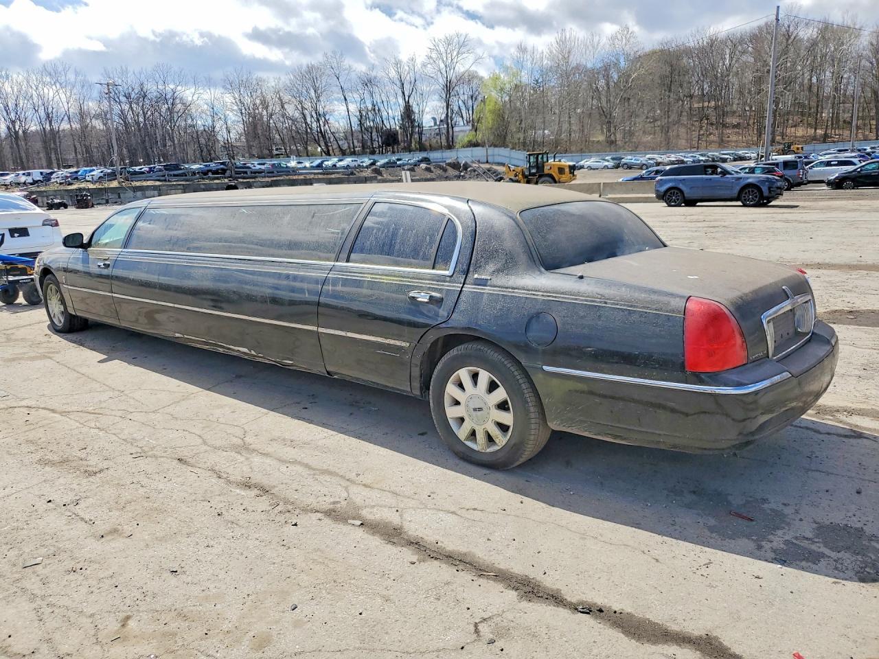 2007 Lincoln Town Car Executive - Image 2