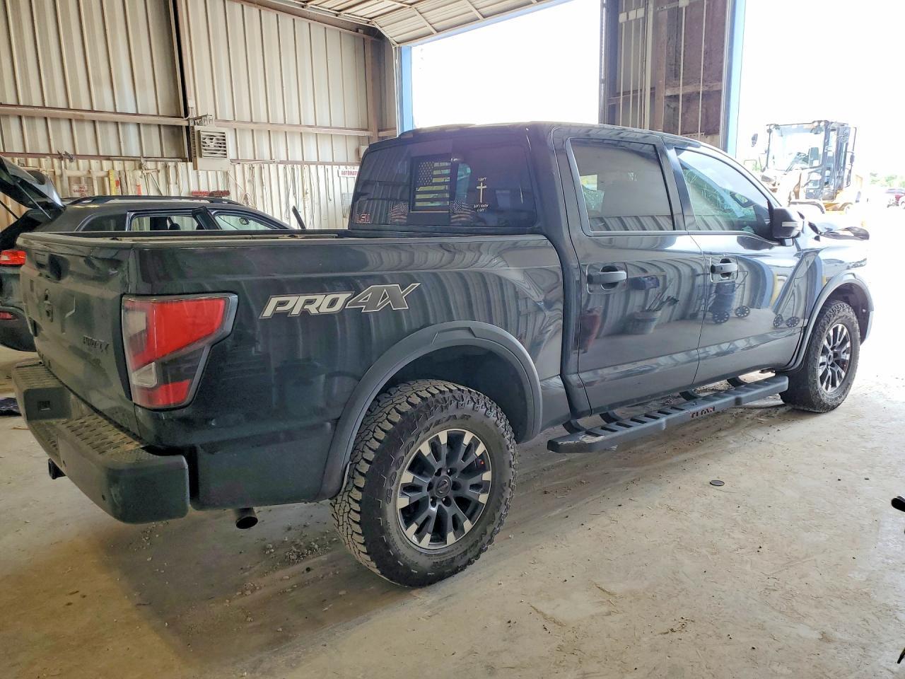 2021 Nissan Titan Pro-4X - Фото 3