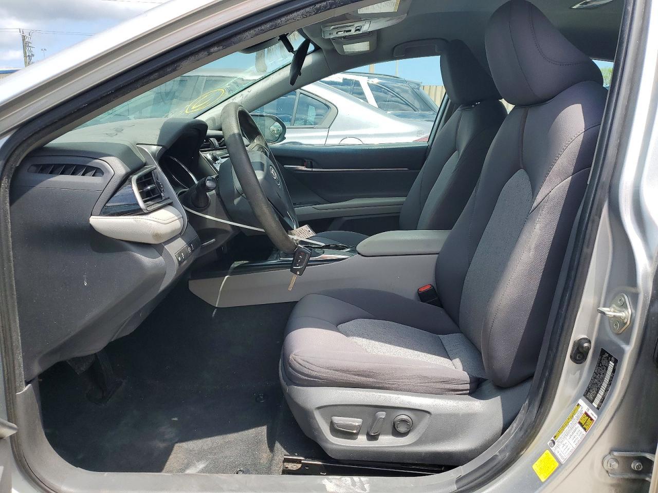 2020 Toyota Camry Le - Фото 7