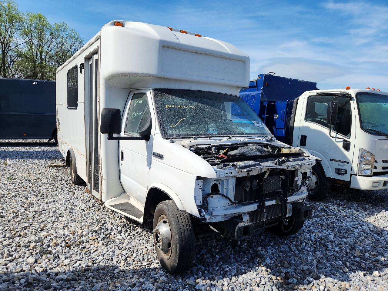2016 Ford E450 - Image 4