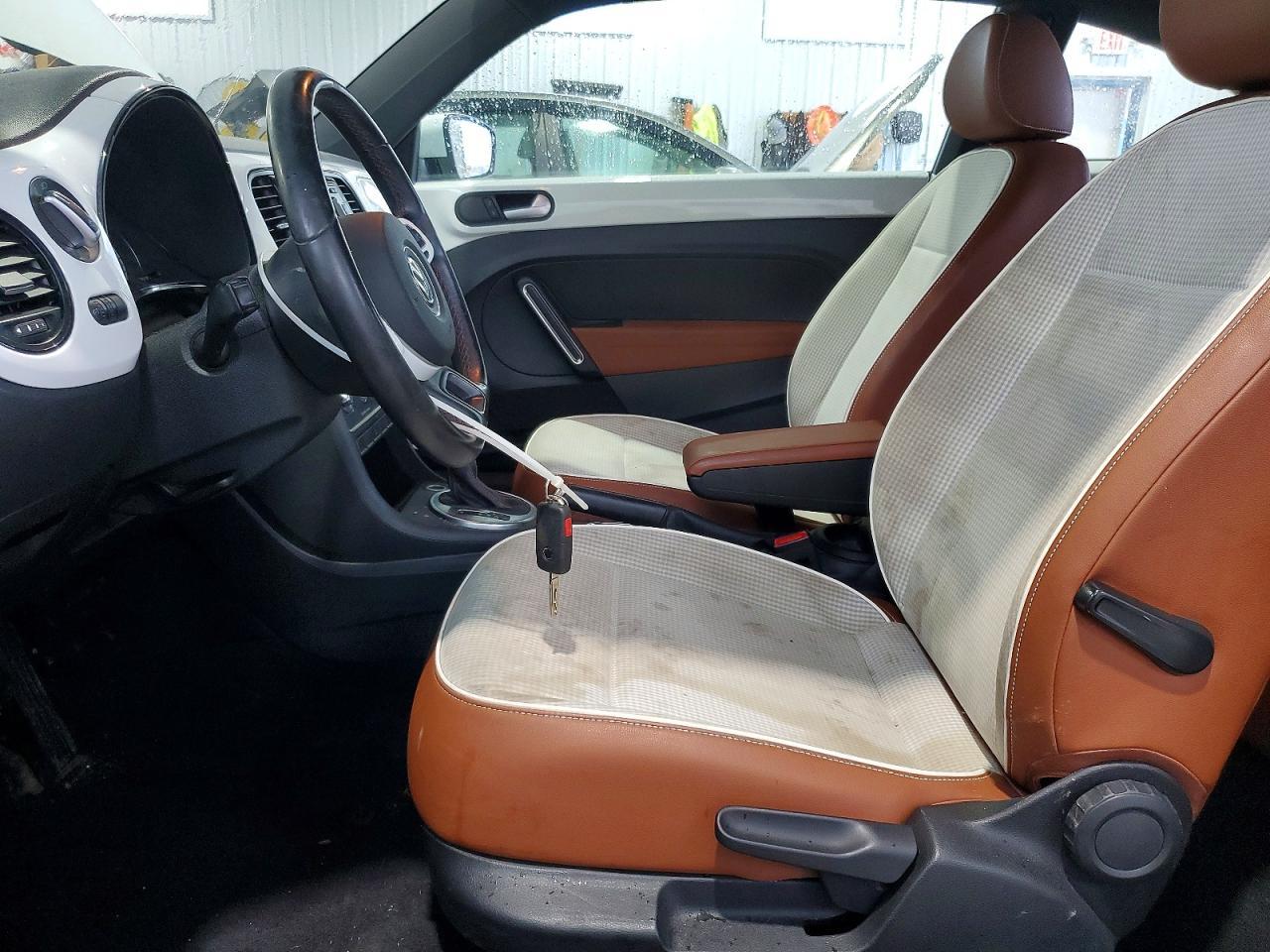 2015 Volkswagen Beetle 1.8T - Фото 7
