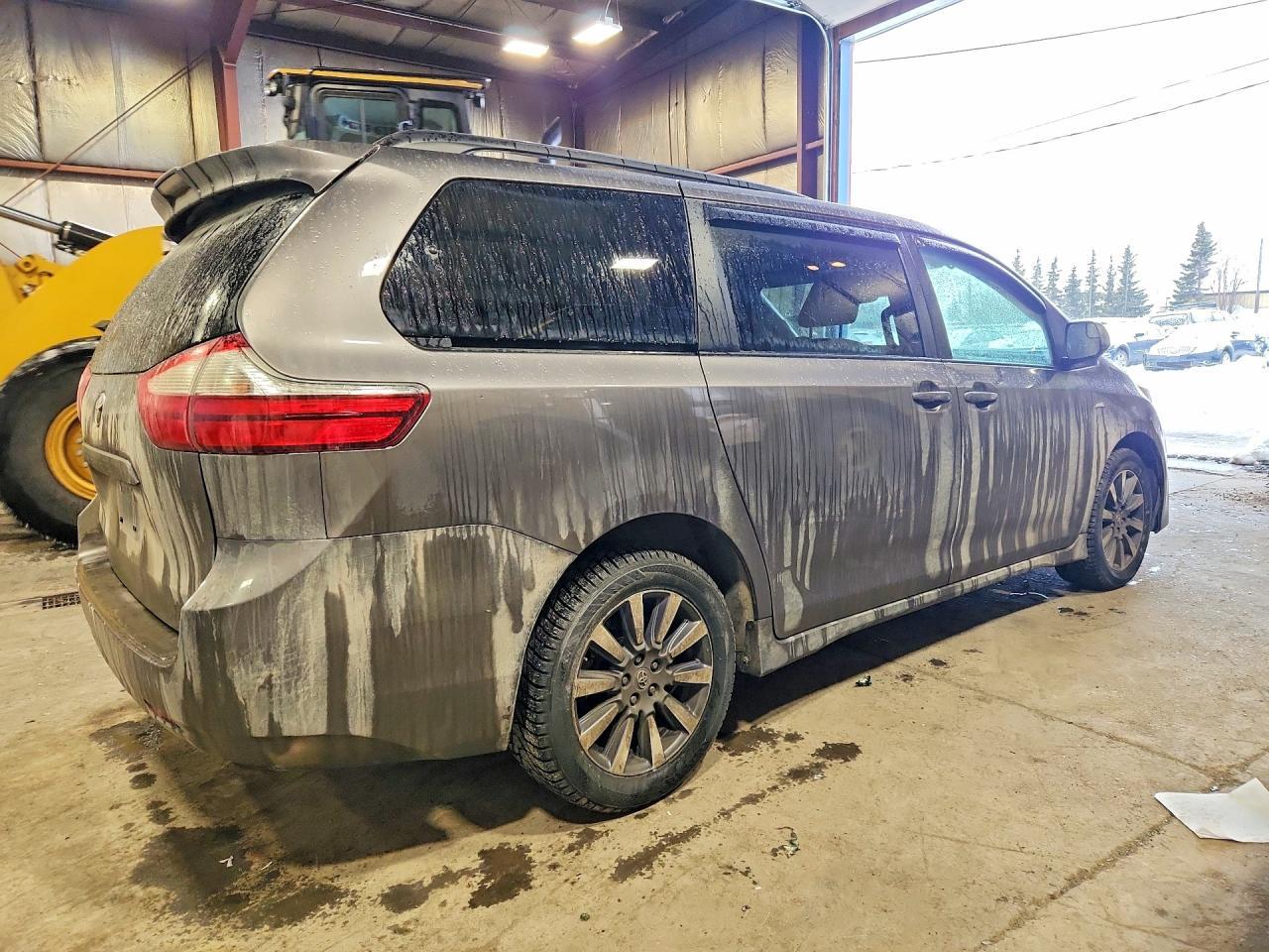 2019 Toyota Sienna Le 7-Passenger - Image 3