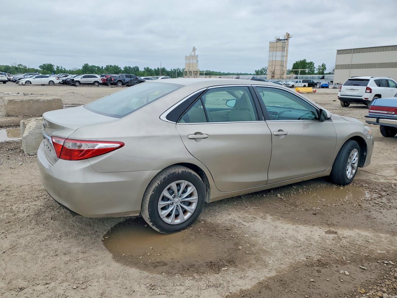 2015 Toyota Camry Le - Фото 3