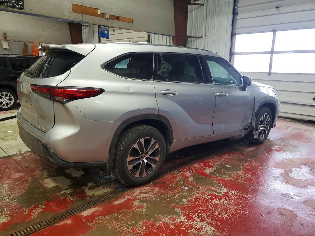 2021 Toyota Highlander Xle - Image 3