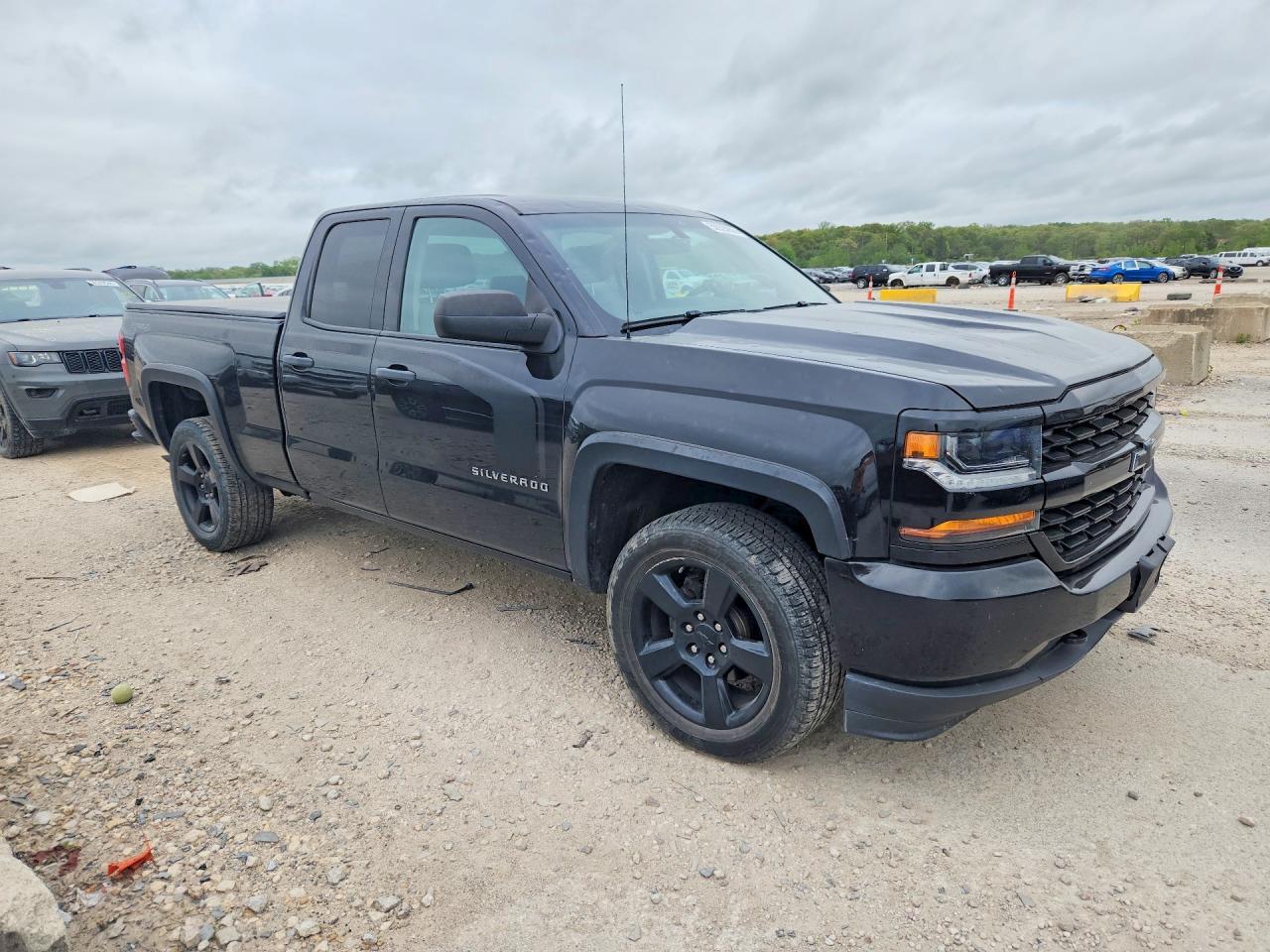 2016 Chevrolet Silverado K1500 Custom - Фото 4
