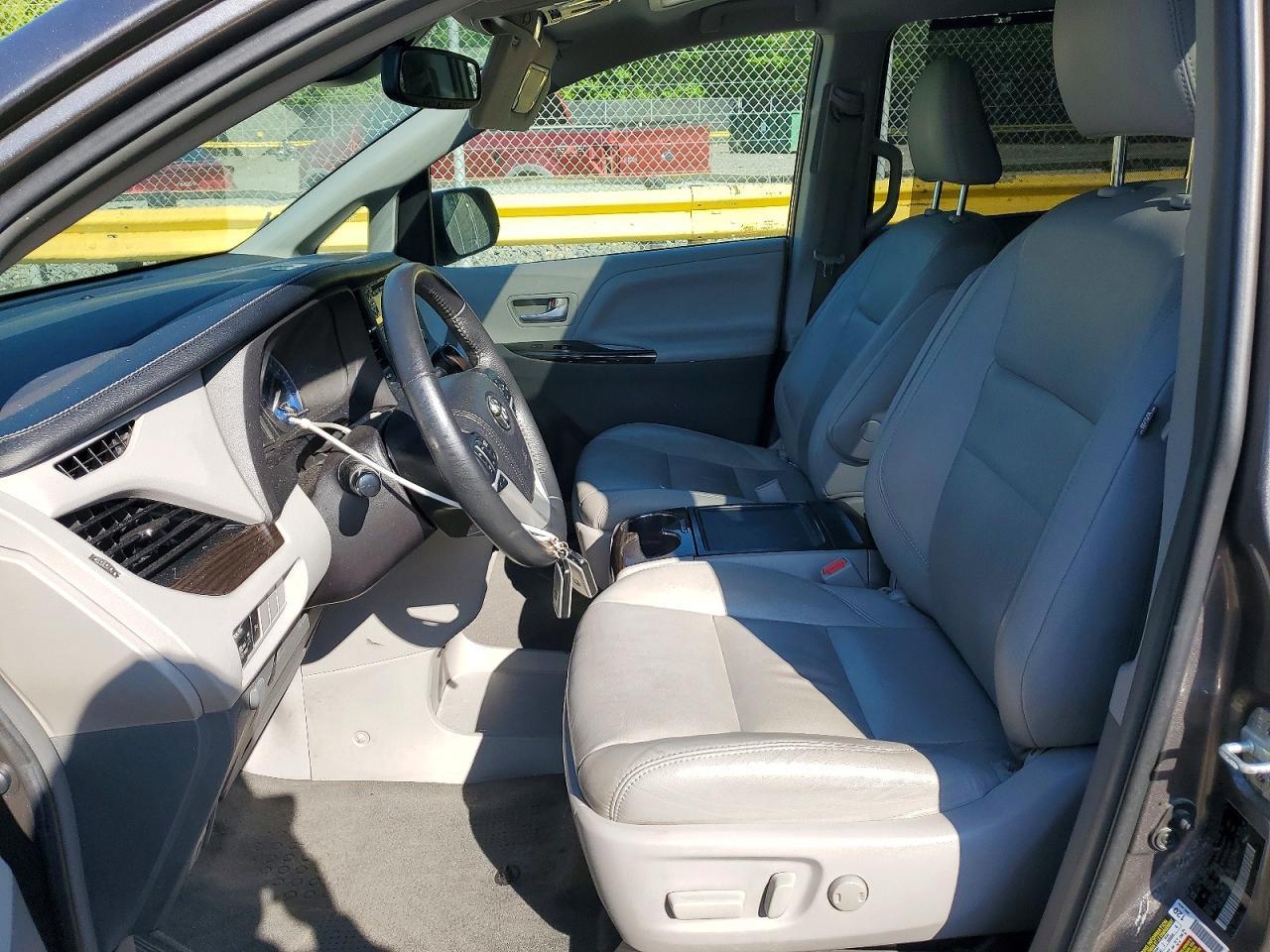 2018 Toyota Sienna Xle 8-Passenger - Фото 7