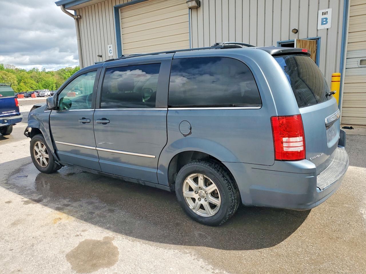 2010 Chrysler Town & Country Touring - Image 2