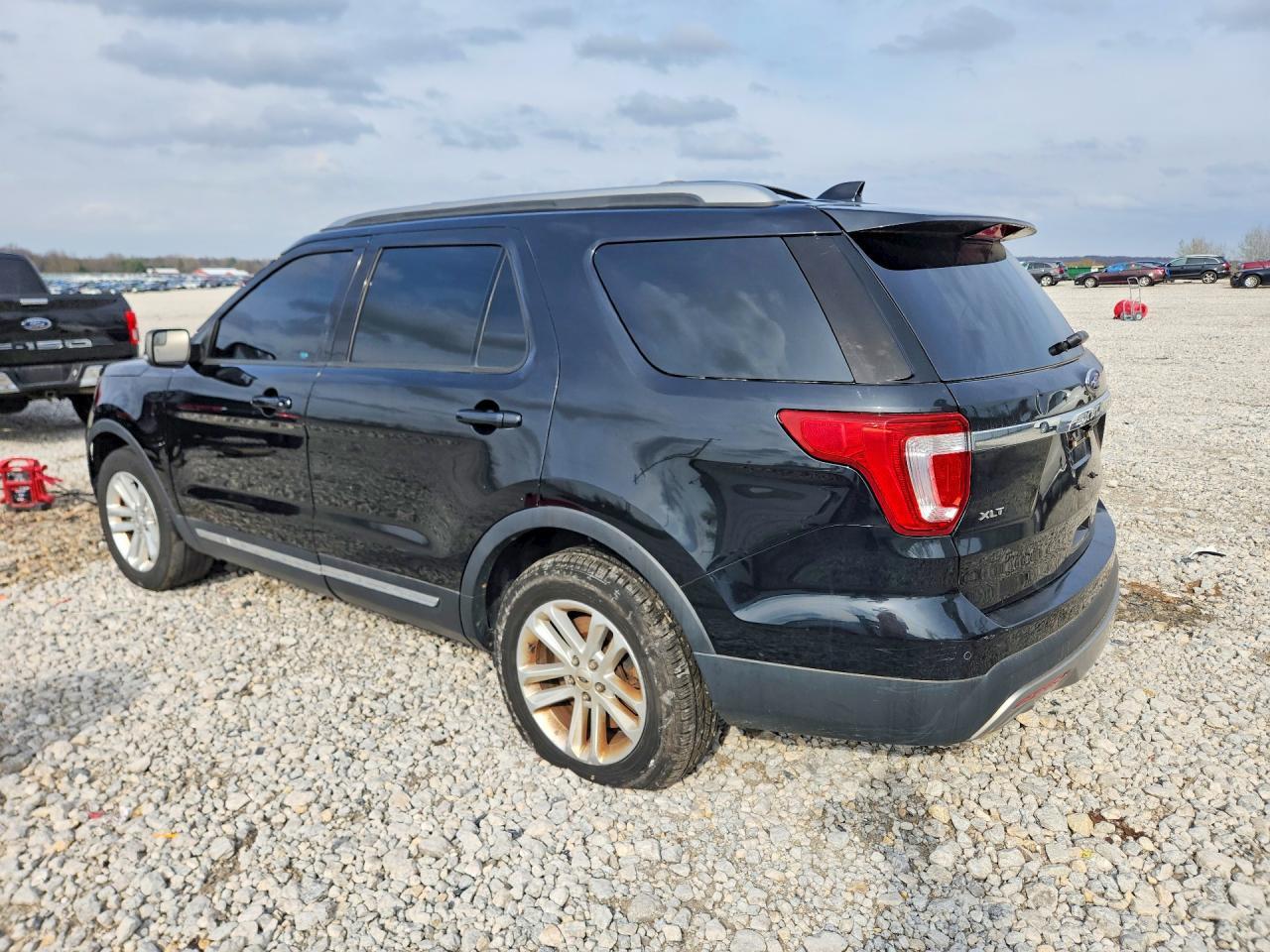 2016 Ford Explorer Xlt - Фото 2