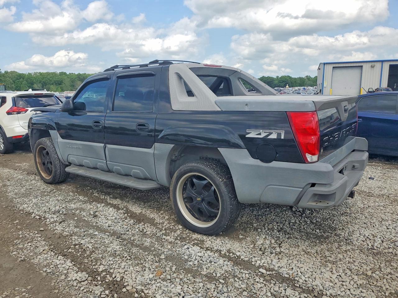 2002 Chevrolet Avalanche K1500 - Image 2