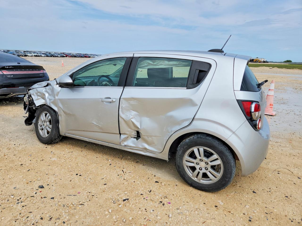 2016 Chevrolet Sonic Lt - Image 2