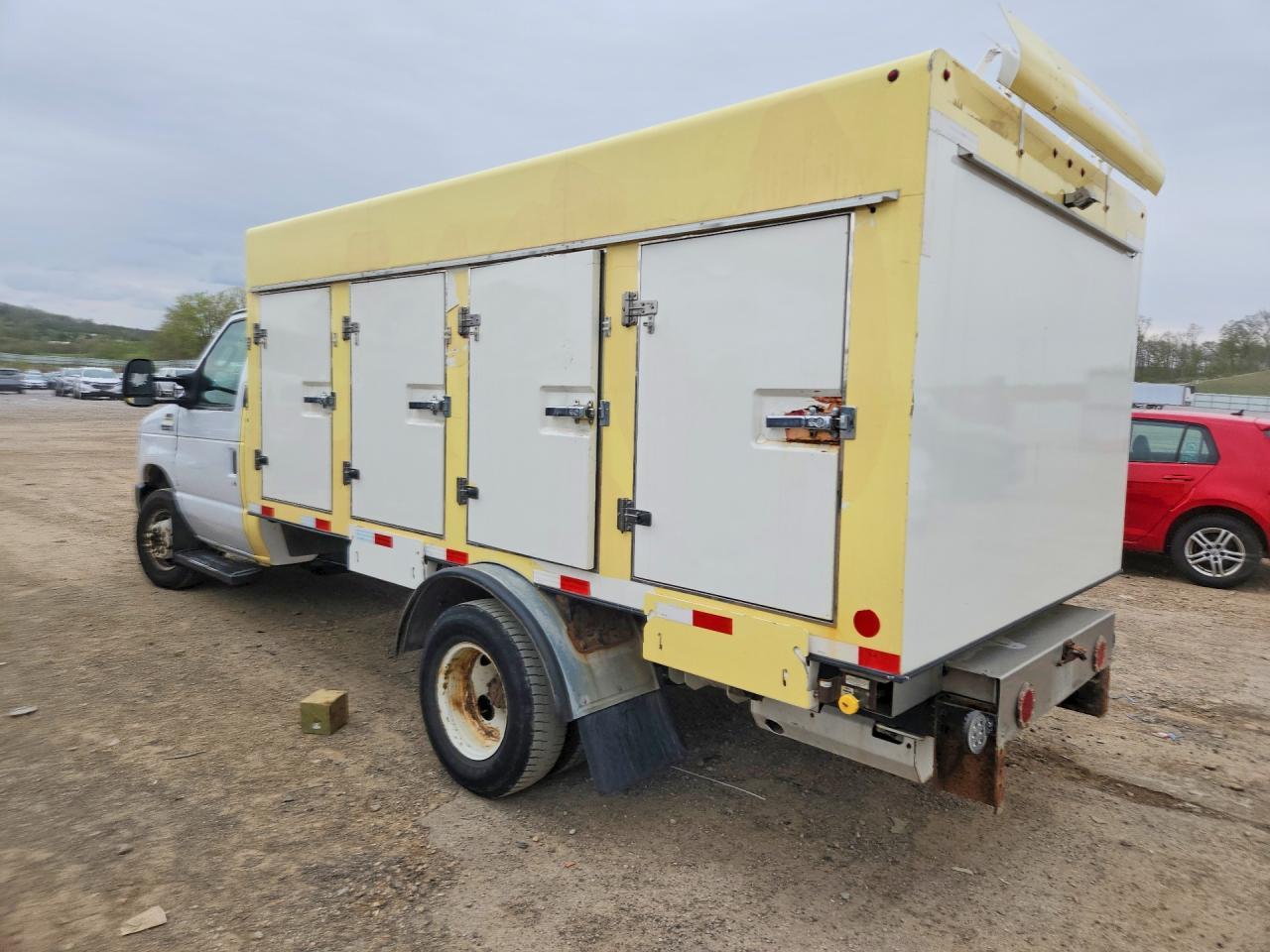 2018 Ford Econoline E450 Super Duty Cutaway Van - Фото 2