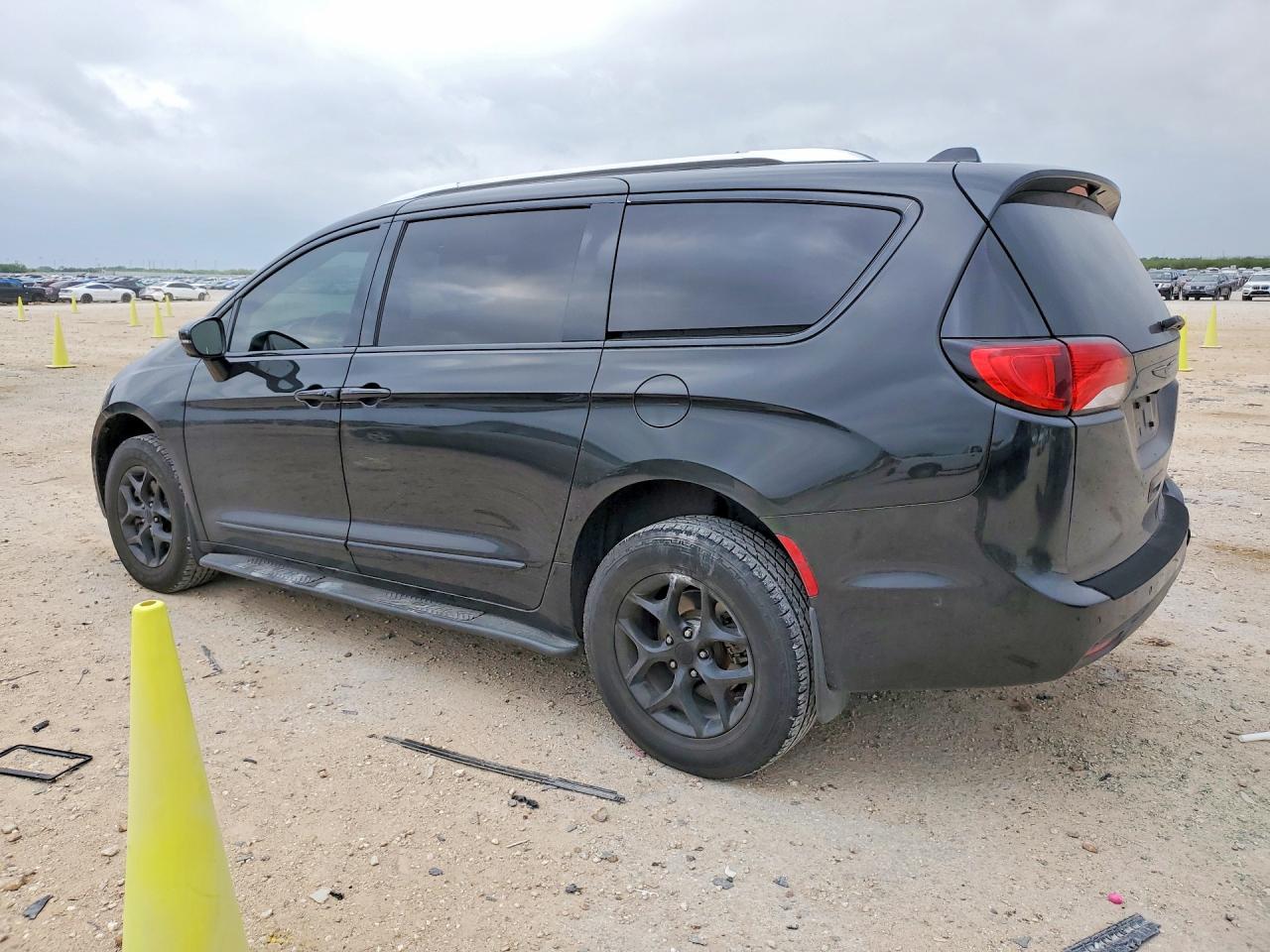 2020 Chrysler Pacifica Limited - Image 2
