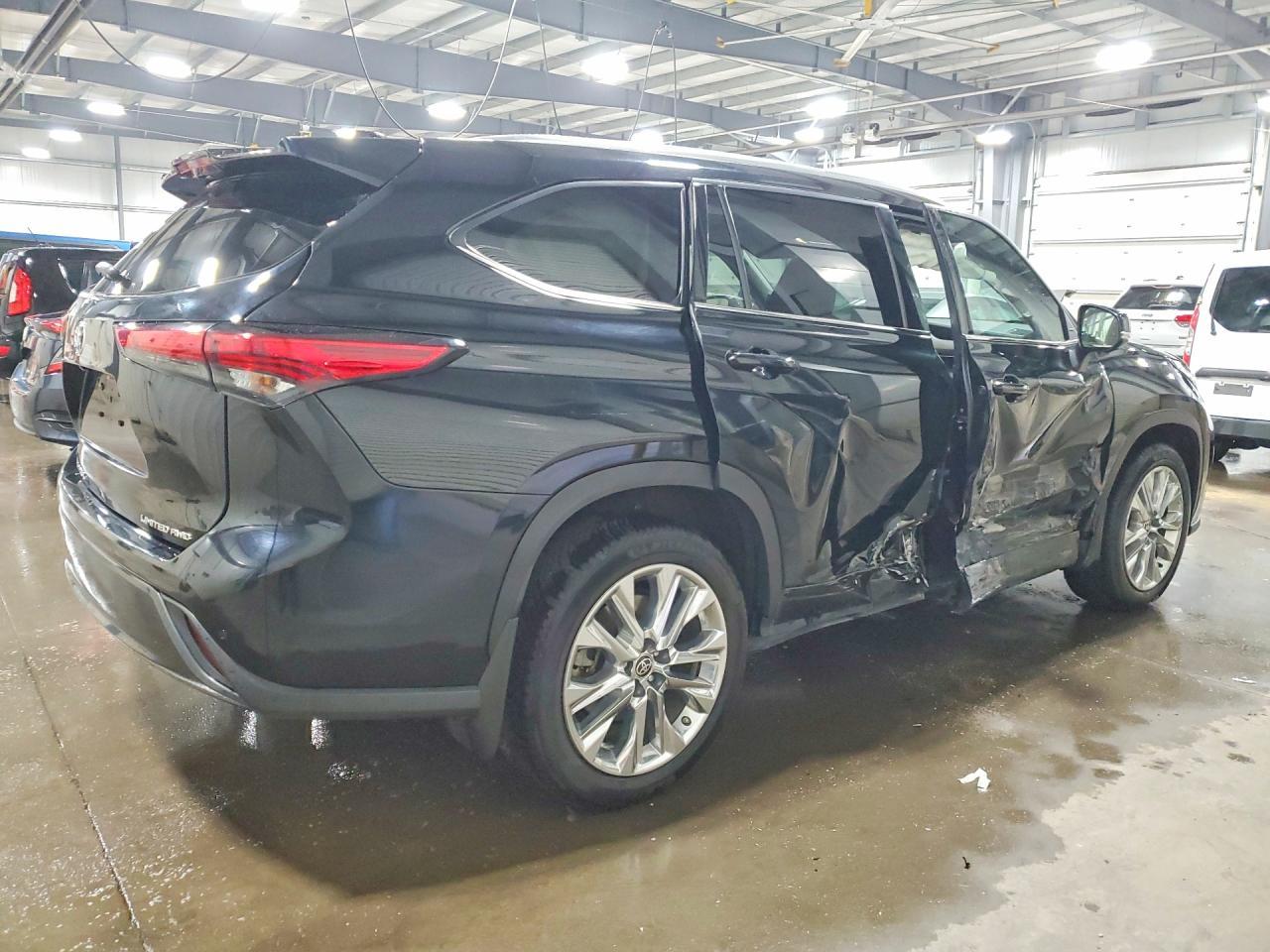 2023 Toyota Highlander Limited - Image 3
