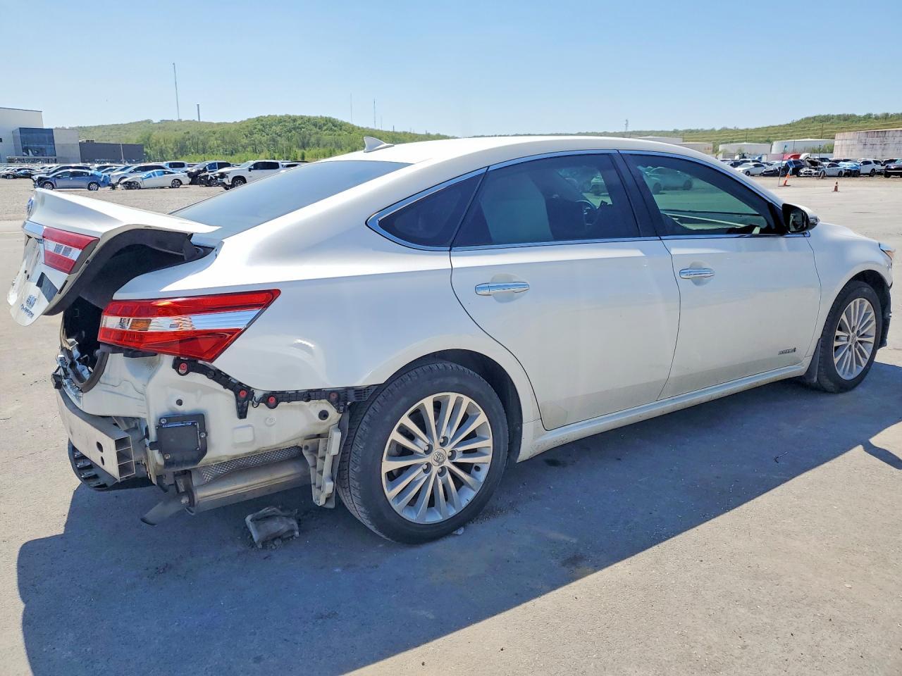 2013 Toyota Avalon Hybrid Limited - Image 3