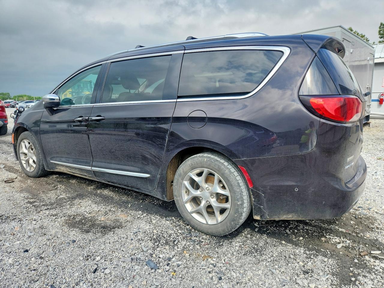 2017 Chrysler Pacifica Limited - Image 2