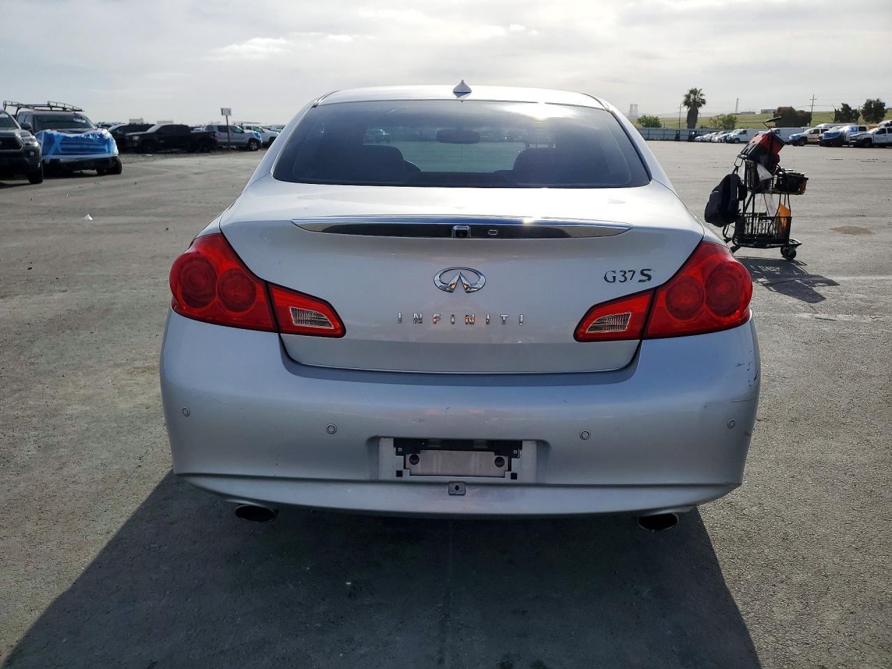 2010 Infiniti G37 - Image 6