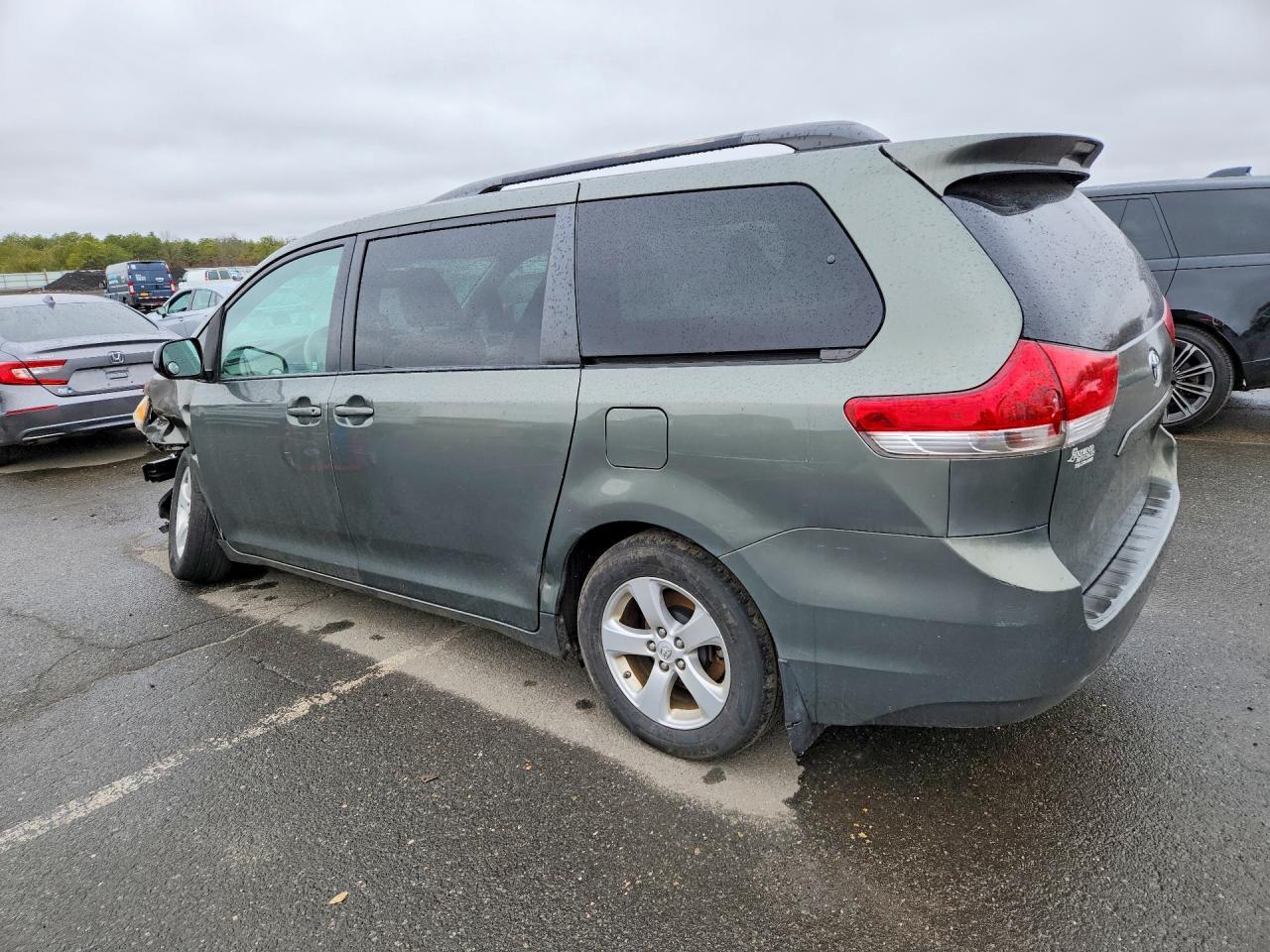 2013 Toyota Sienna Le 8-Passenger - Image 2