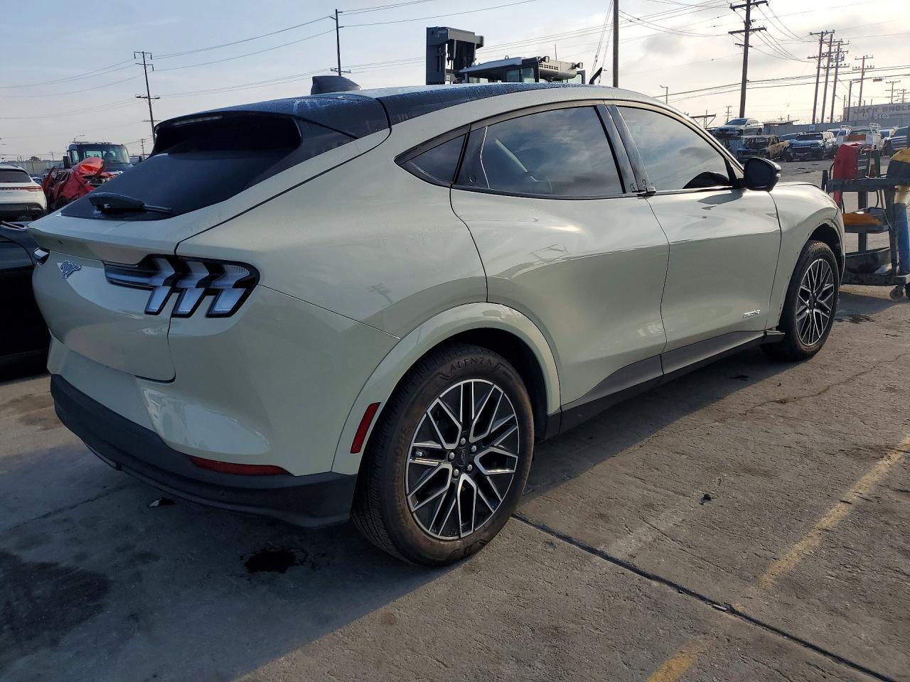 2025 Ford Mustang Mach-E Premium - Фото 3