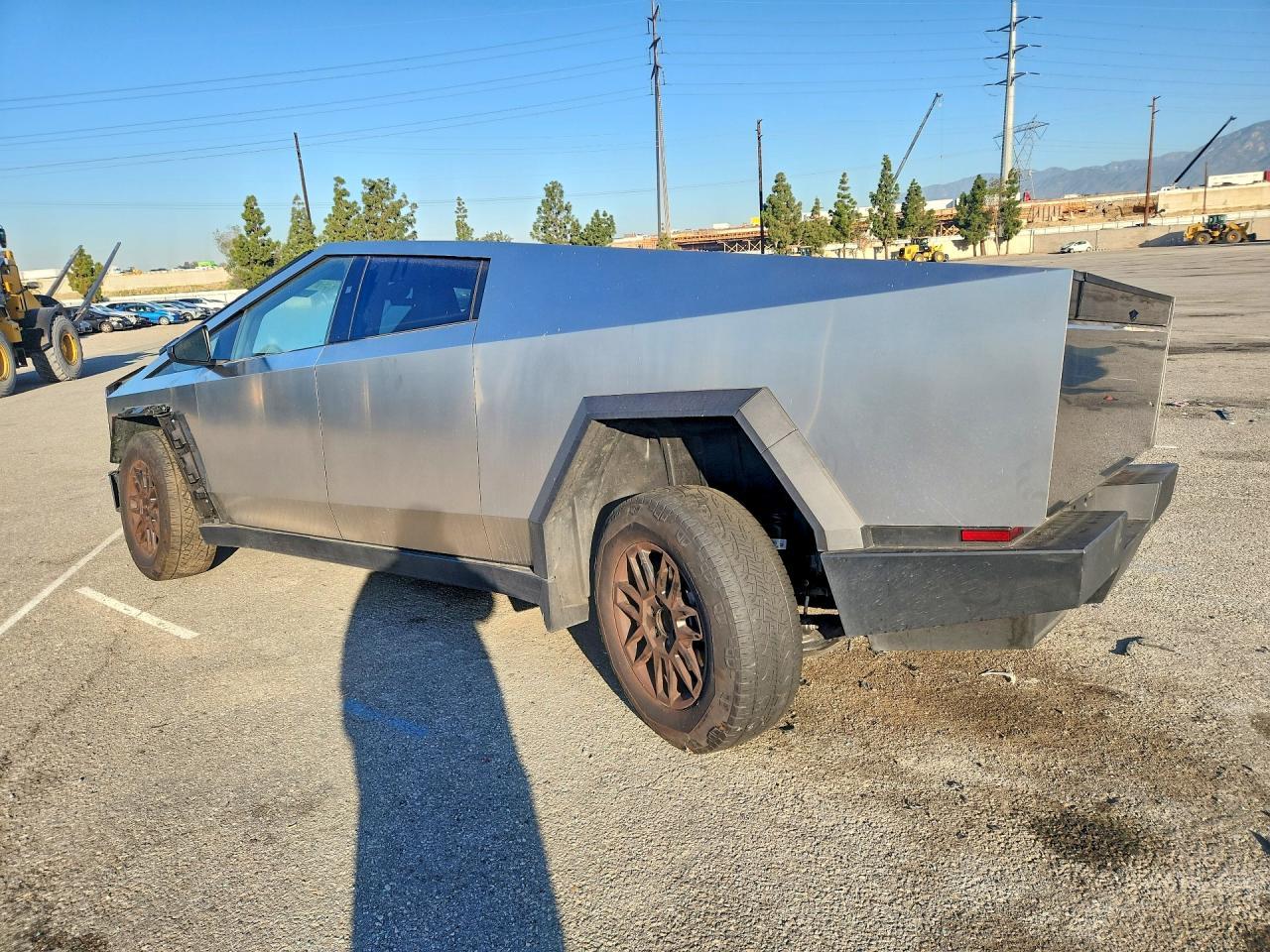 2025 Tesla Cybertruck - Фото 2
