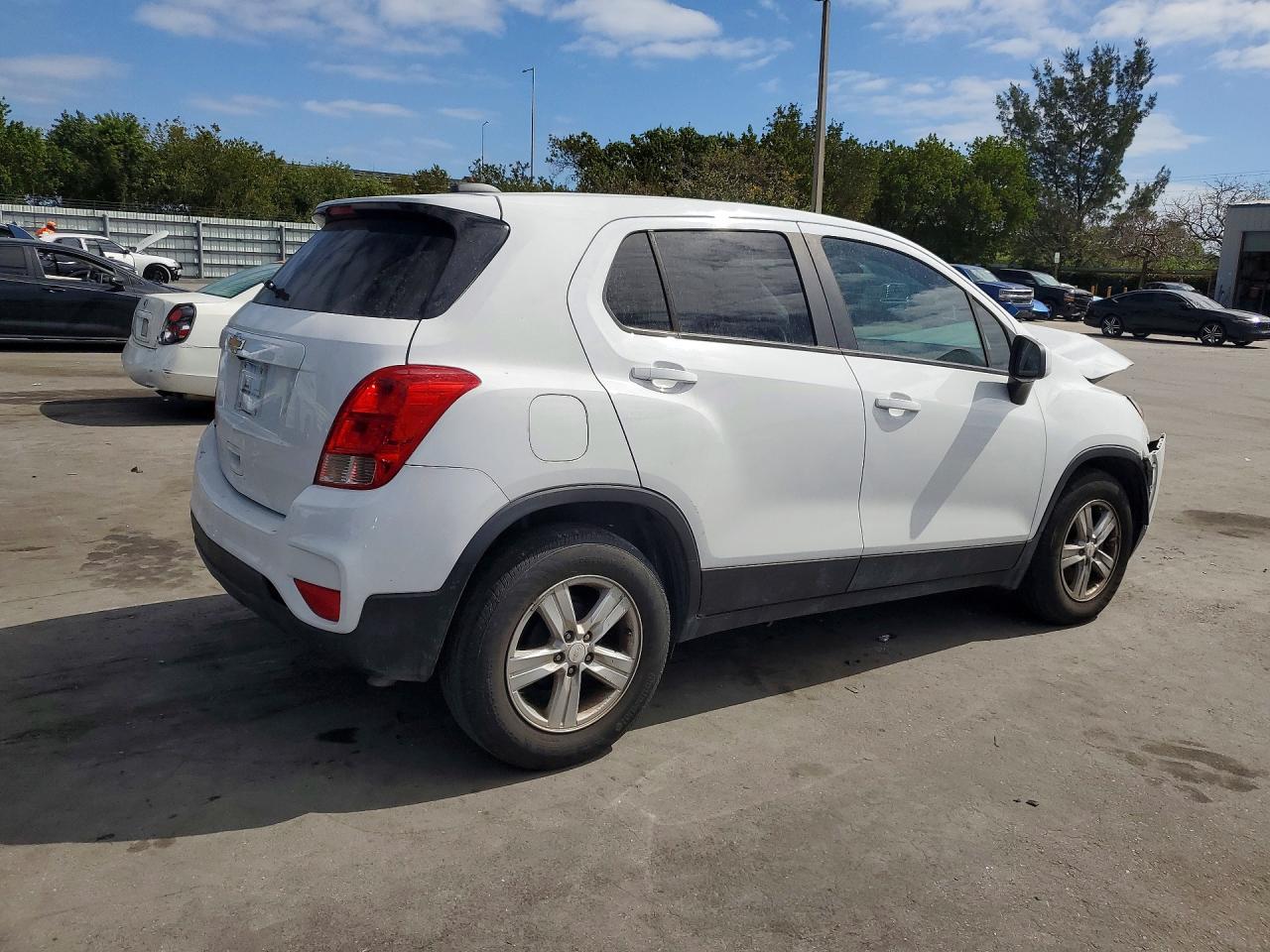 2022 Chevrolet Trax Ls - Фото 3
