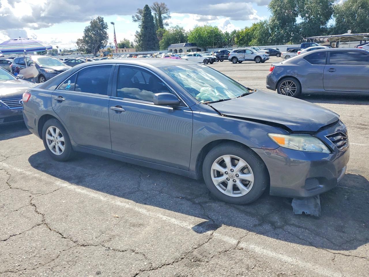 2011 Toyota Camry Le - Фото 4