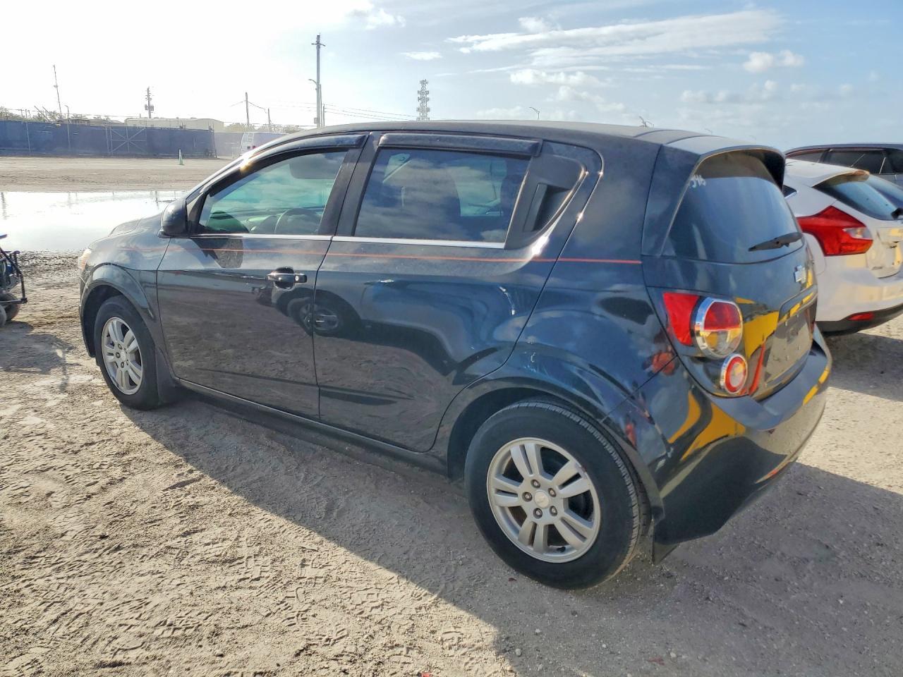 2015 Chevrolet Sonic Lt - Фото 2