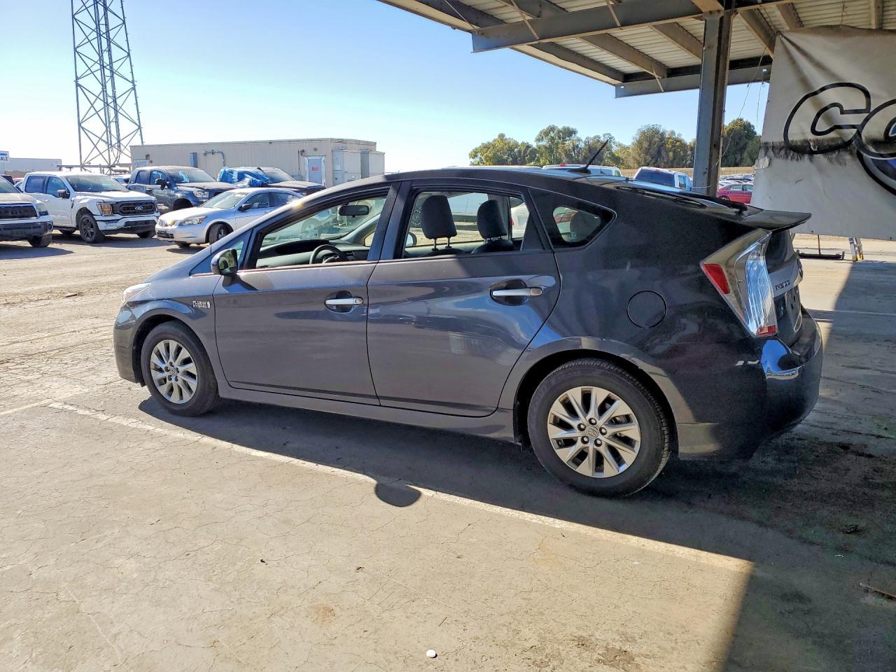 2015 Toyota Prius Plug-In Hybrid Base - Фото 2