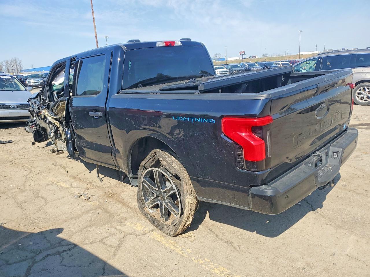 2025 Ford F150 Lightning Xlt - Фото 2