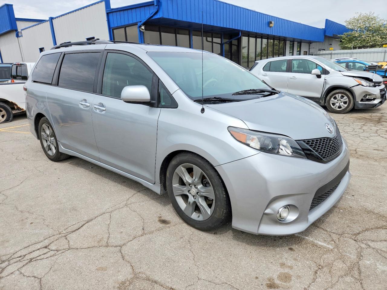 2014 Toyota Sienna Sport - Фото 4
