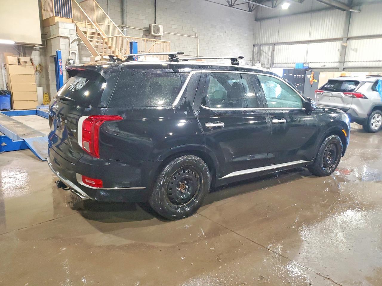 2022 Hyundai Palisade Limited - Image 3