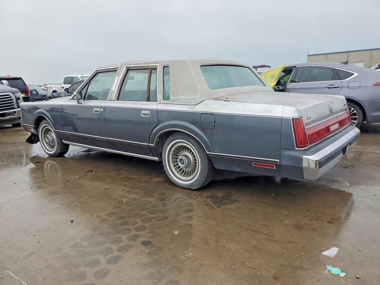 1985 Lincoln Town Car - Image 2