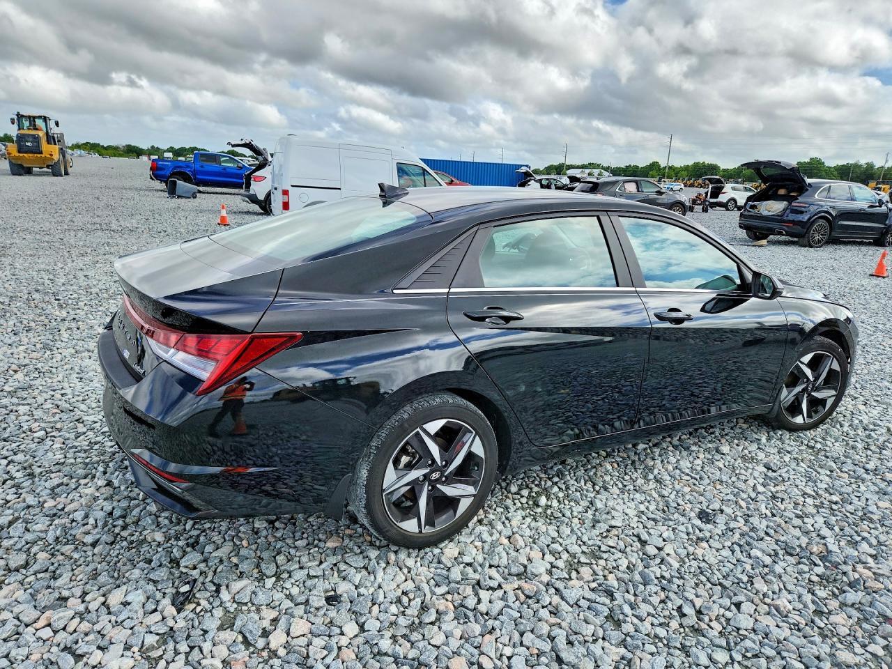 2023 Hyundai Elantra Limited - Image 3