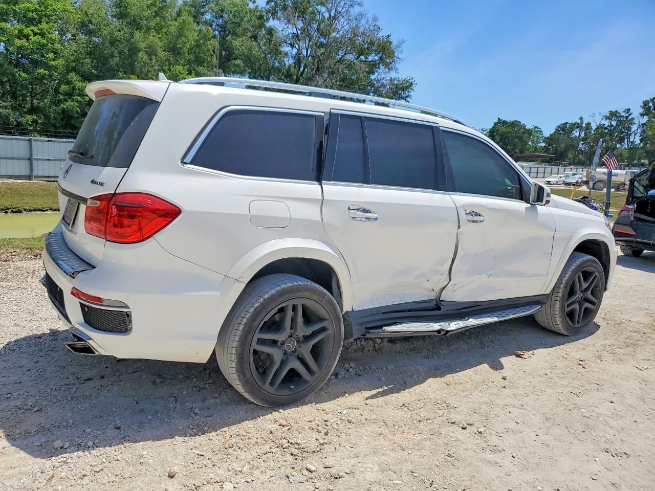 2015 Mercedes-Benz Gl 550 4Matic - Image 3